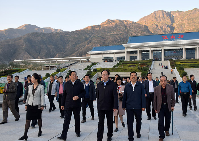 全國、省市政協(xié)委員體驗蘭渝鐵路、視察階州廣場