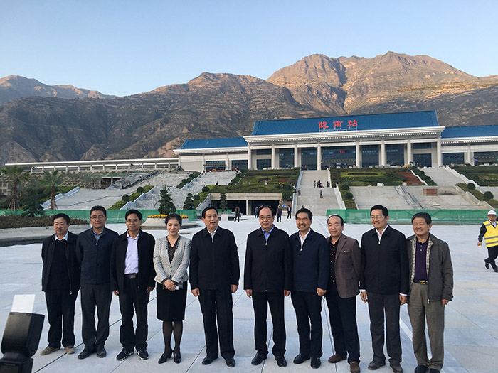 全國、省市政協(xié)委員體驗蘭渝鐵路、視察階州廣場