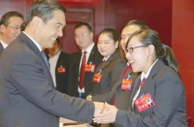 孫雪濤參加中國(guó)共產(chǎn)黨隴南市第四次代表大會(huì)文縣代表團(tuán)討論