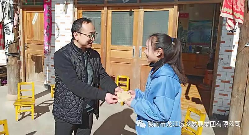 堅(jiān)持精準(zhǔn)幫扶，合力脫貧攻堅(jiān)——市龍江城鄉(xiāng)發(fā)展集團(tuán)、隴南太平洋財(cái)險(xiǎn)公司聯(lián)合開(kāi)展幫扶文縣橋頭鎮(zhèn)安子坡村2019年春節(jié)慰問(wèn)活動(dòng)