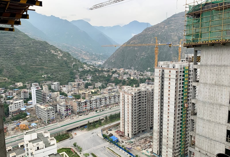 匠心傾注、喜封金頂——龍江?雙子座商住小區(qū)主體順利封頂